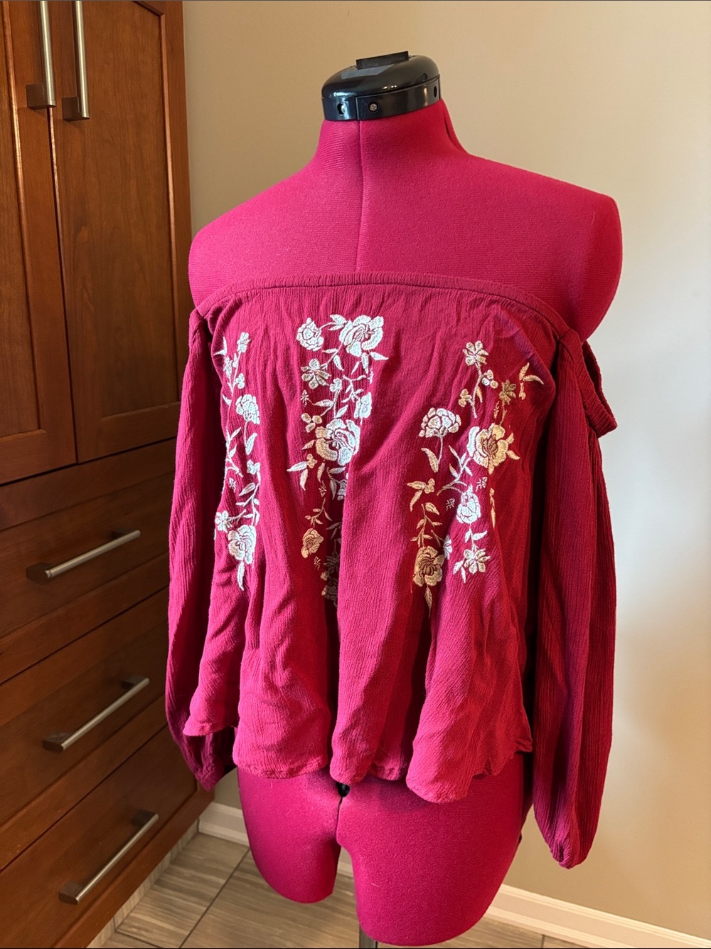 EUC 🌹 Abercrombie & Fitch Floral Embroidered Floral Off The Shoulder Blouse Sz S